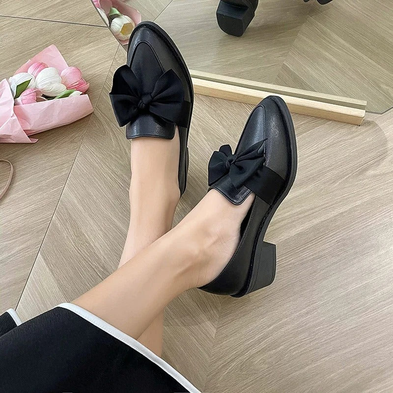 Sapato Verniz Preto com Laço Elegante - Charme e Sofisticação