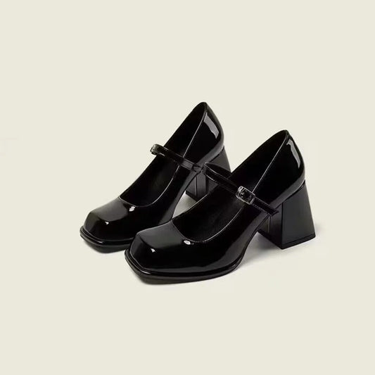 Sapato Feminino de Salto Bloco com Fivela - Verniz Preto Brilhante, Bico Quadrado, Elegante e Confortável