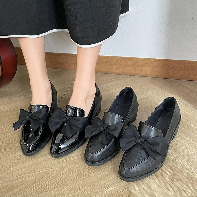 Sapato Verniz Preto com Laço Elegante - Charme e Sofisticação